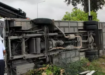 Servis midibüsü devrildi; 19 yaralı