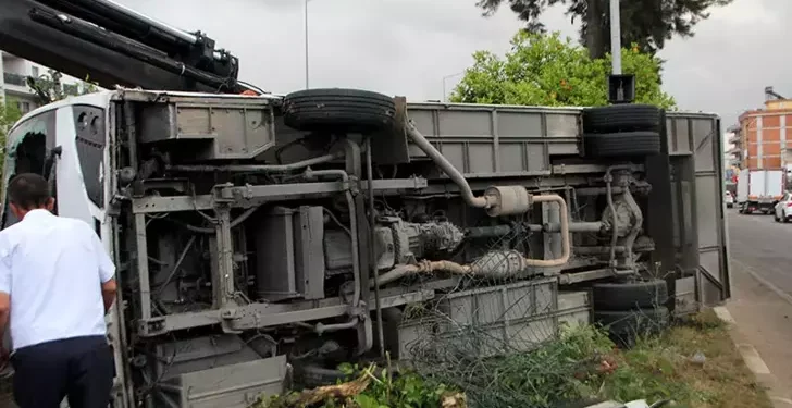 Servis midibüsü devrildi; 19 yaralı