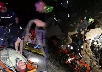 17 metreden düşen otomobilde burunları bile kanamadı