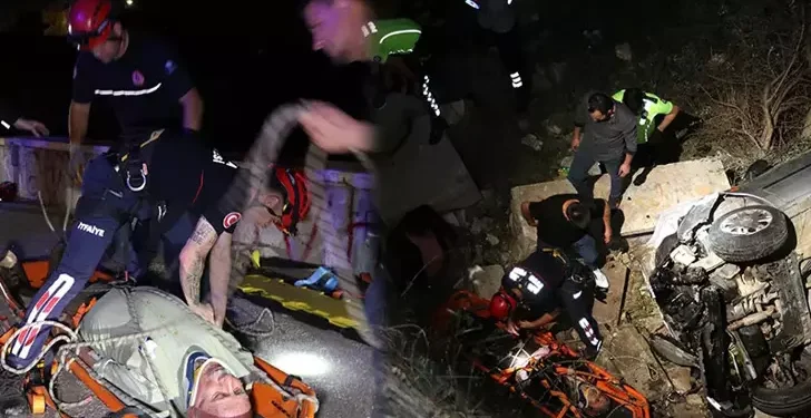 17 metreden düşen otomobilde burunları bile kanamadı