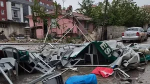 Denizli‘nin Kale ilçesinde etkili olan kuvvetli rüzgar nedeniyle bir otelin