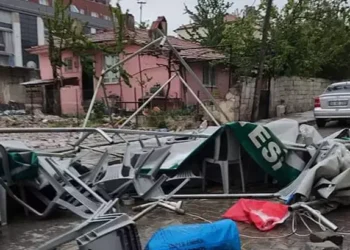 Kuvvetli rüzgar komşuda çatı uçurdu