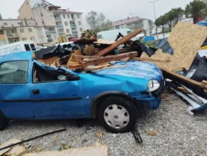 Kuvvetli rüzgar komşuda çatı uçurdu