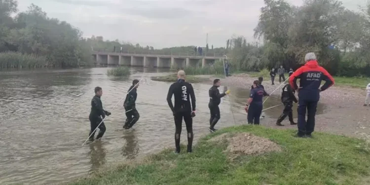 Ayağı kayıp çaya düşerek boğuldu