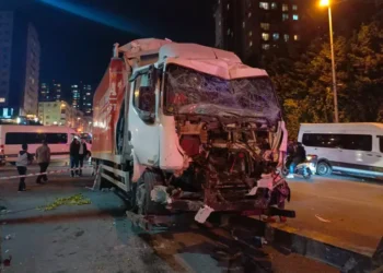 Kamyon 11 araca çarptıktan sonra iş yerine girdi