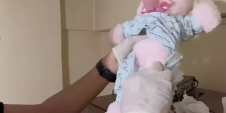 Oyuncak bebeğin içinden uyuşturucu çıktı