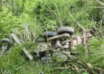 50 metreden yuvarlanan iş makinesinin operatörü ağır yaralandı