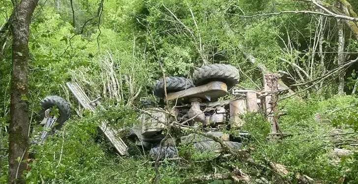 50 metreden yuvarlanan iş makinesinin operatörü ağır yaralandı