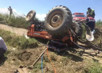 Devrilen traktörün altında kalan sürücü öldü