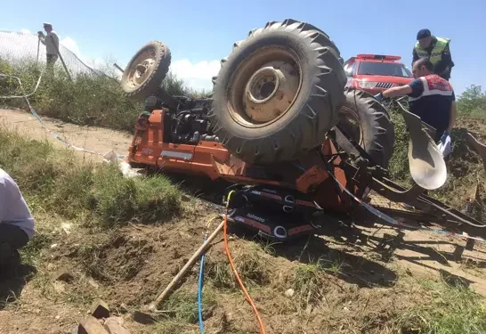 Devrilen traktörün altında kalan sürücü öldü