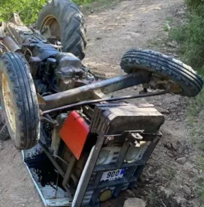 Manisa‘nın Sarıgöl ilçesinde, 60 yaşındaki Ali Üstüntaş, devrilen traktörünün altında