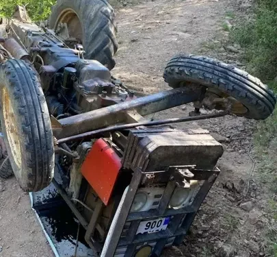 Devrilen traktörün altında hayatını kaybetti
