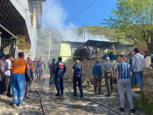 Aydın’ın Nazilli İlçesinde bir evde henüz belirlenemeyen nedenle çıkan yangında