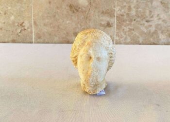 Nazilli'de  kaçak kazıda bulduğu heykel başıyla yakalandı