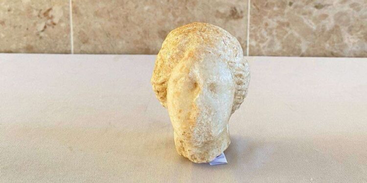 Nazilli'de  kaçak kazıda bulduğu heykel başıyla yakalandı