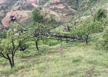 Nazilli’de kuvvetli rüzgar 2 mahalleyi elektriksiz bıraktı