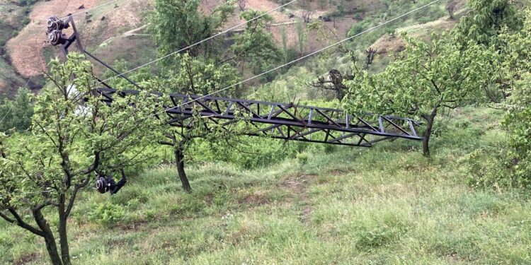Nazilli’de kuvvetli rüzgar 2 mahalleyi elektriksiz bıraktı