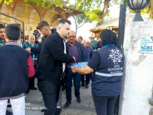 Aydın Büyükşehir Belediyesi Ramazan Bayramı dolayısıyla bayram namazı sonrası vatandaşlarla