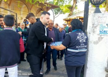 Aydın Büyükşehir Belediyesi vatandaşlarla bayramlaştı