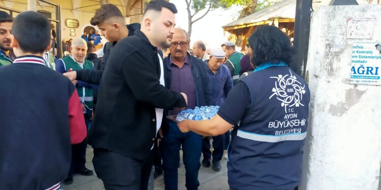 Aydın Büyükşehir Belediyesi vatandaşlarla bayramlaştı