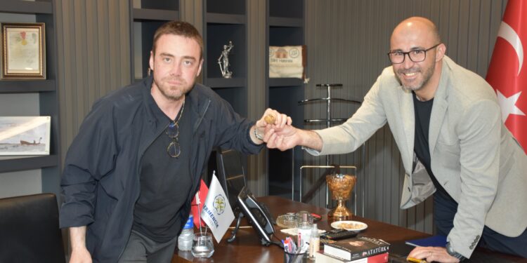 Ünlü şarkıcı Dalkılıç, Başkan Zencirci'yi ziyaret etti