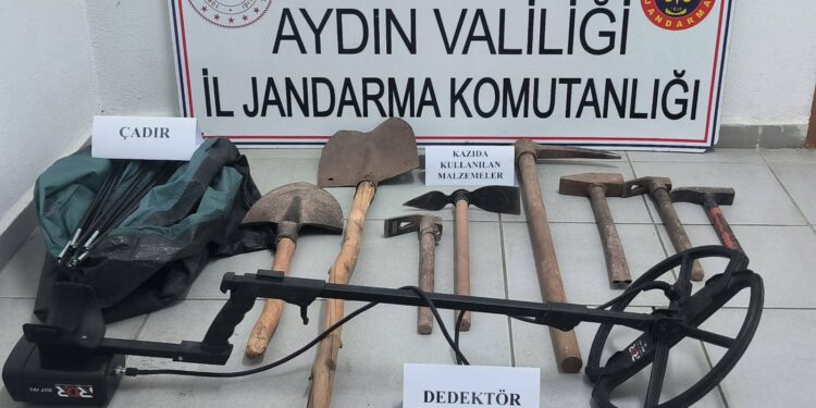 Tarihi eser ararken suçüstü yakalandılar