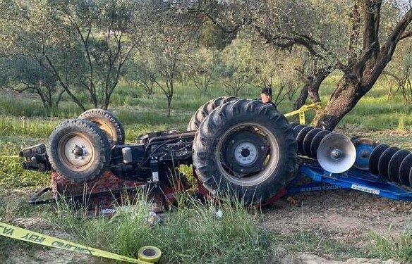 Traktörün altında kalan çiftçi öldü