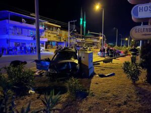 Aydın’ın Buharkent İlçesinde direksiyon hakimiyetini kaybeden sürücü otomobille önce orta