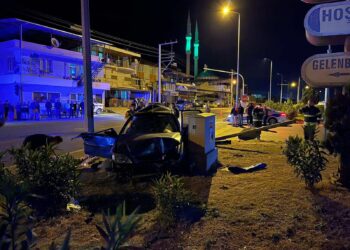 Otomobil direğe çarptı: 1’i ağır 4 yaralı