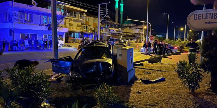 Otomobil direğe çarptı: 1’i ağır 4 yaralı