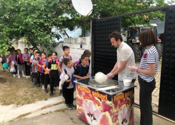 CHP’li gençler çocuklara pamuk şeker sürprizi