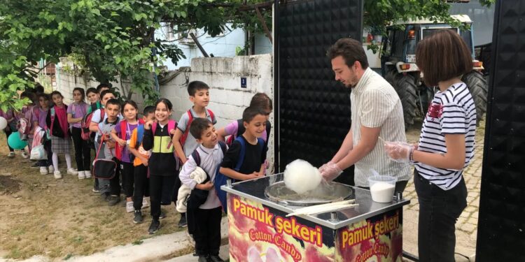 CHP’li gençler çocuklara pamuk şeker sürprizi
