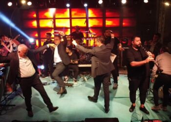 Arıcı, seçim zaferini zeybek oynayarak kutladı