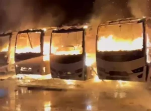 Kocaeli‘nin Kartepe ilçesinde, bir araç firmasına ait bayinin otoparkında 4