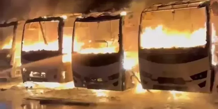 Otoparkta çıkan yangında 15 araç kullanılamaz hale geldi