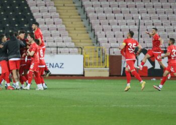 Efeler 09 Anadolu Üniversitesi’ni Uğur’la geçti: 2-1
