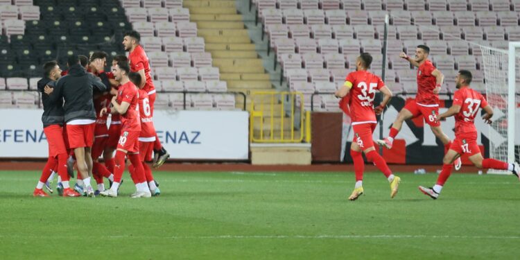 Efeler 09 Anadolu Üniversitesi’ni Uğur’la geçti: 2-1