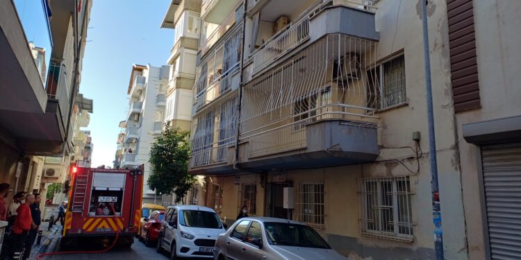 Efeler'de bir evde yangın çıktı