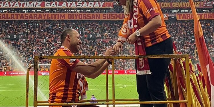 İncirliovalı gençten Galatasaray maçında sürpriz evlilik teklifi  