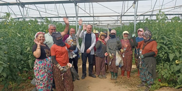 CHP’li Karakoz 1 Mayıs’ı İncirliova’da işçilerle serada kutladı