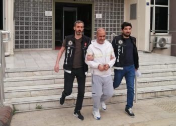 Aydın’ın Efeler İlçesinde durdurulan bir otomobilde yapılan aramada 75 gram kokainle yakalanan İbrahim Gerez (45) gözaltına alındı. Şüpheli işlemlerinin ardından tutuklandı.