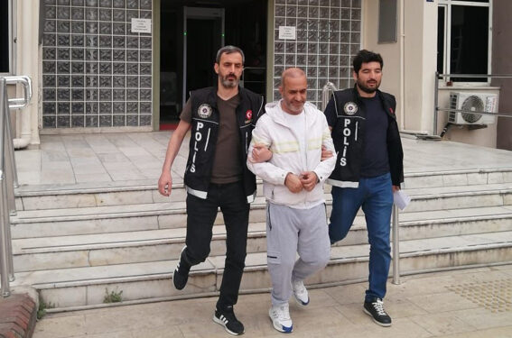 Aydın’ın Efeler İlçesinde durdurulan bir otomobilde yapılan aramada 75 gram kokainle yakalanan İbrahim Gerez (45) gözaltına alındı. Şüpheli işlemlerinin ardından tutuklandı.