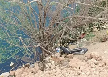 Dere kenarında battaniyeye sarılı erkek cesedi bulundu