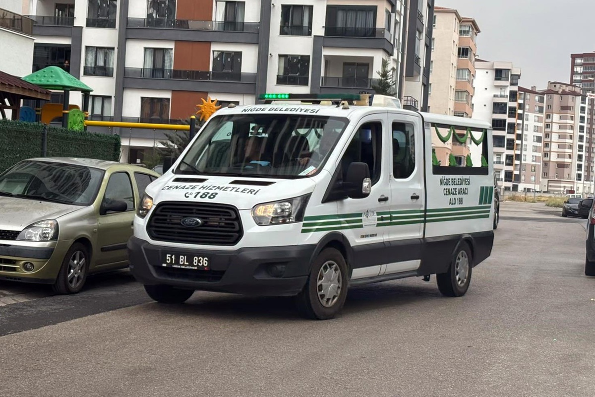 22 yasindaki genc kiz cati katinda olu bulundu