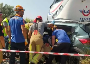 Yolcu treni otomobile çarptı, bir aile yok oldu
