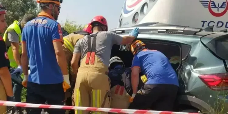 Yolcu treni otomobile çarptı, bir aile yok oldu