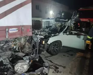 Otomobil, park halindeki TIR'a çarptı: 2 ölü