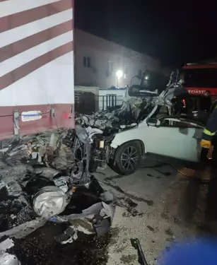 Otomobil, park halindeki TIR'a çarptı: 2 ölü