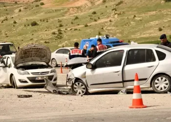 Otomobiller kafa kafaya çarpıştı: 1 ölü, 8 yaralı