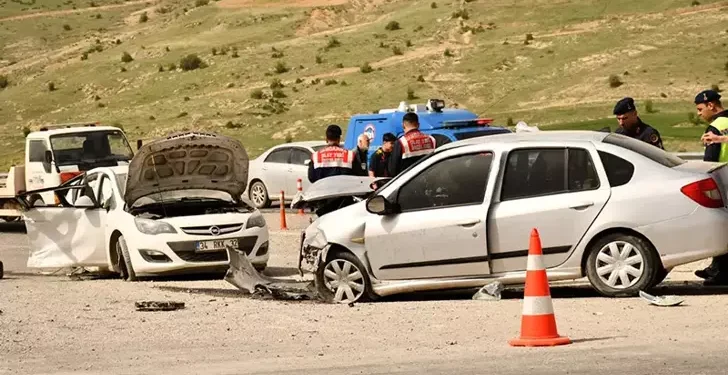 Otomobiller kafa kafaya çarpıştı: 1 ölü, 8 yaralı